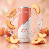 Cannette Red Bull Organics Fizzy Peach entourée de morceaux de pêche avec un tourbillon d’eau dans une ambiance douce et fraîche.