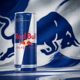 Cannette Red Bull Original en studio avec fond bleu et argent inspiré de l’univers visuel emblématique de Red Bull.