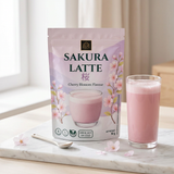 Bardollini Sakura Latte, poudre instantanée pour latte crémeux saveur fleur de cerisier japonaise, teinte rosée naturelle à la betterave rouge, texture veloutée façon barista, disponible sur Planet Foods.