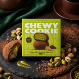 NoLove Bliss Chewy Cookie Pistachio Cocoa Mochi, snack mochi moelleux fourré à la crème pistache avec 15% de vraies pistaches et enrobage cacao biscuité, texture chewy et crémeux, disponible sur Planet Foods.